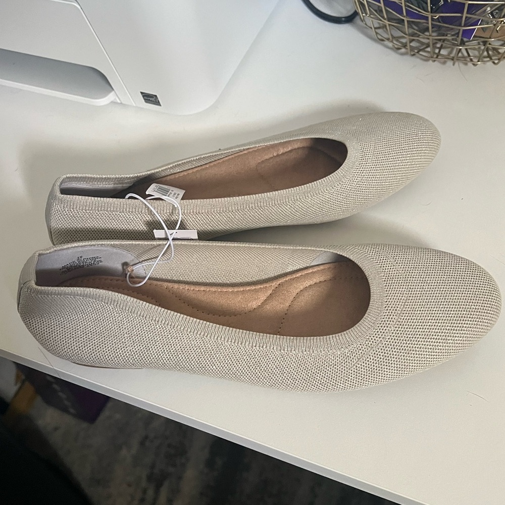 NWT! Old Navy Women's Textured Ballet Flats. Gray/Silver. Size 10 - Picture 3 of 5